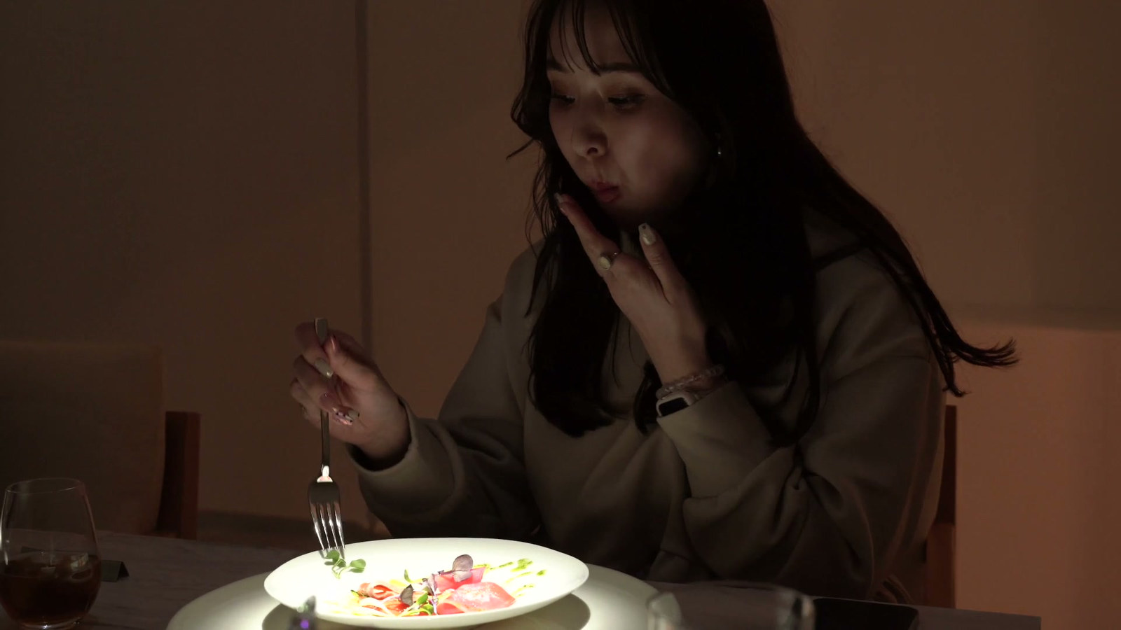 食事中は映像の動きを抑え、皿だけに光が落ちる「内装モード」（Little Chef Whitely）