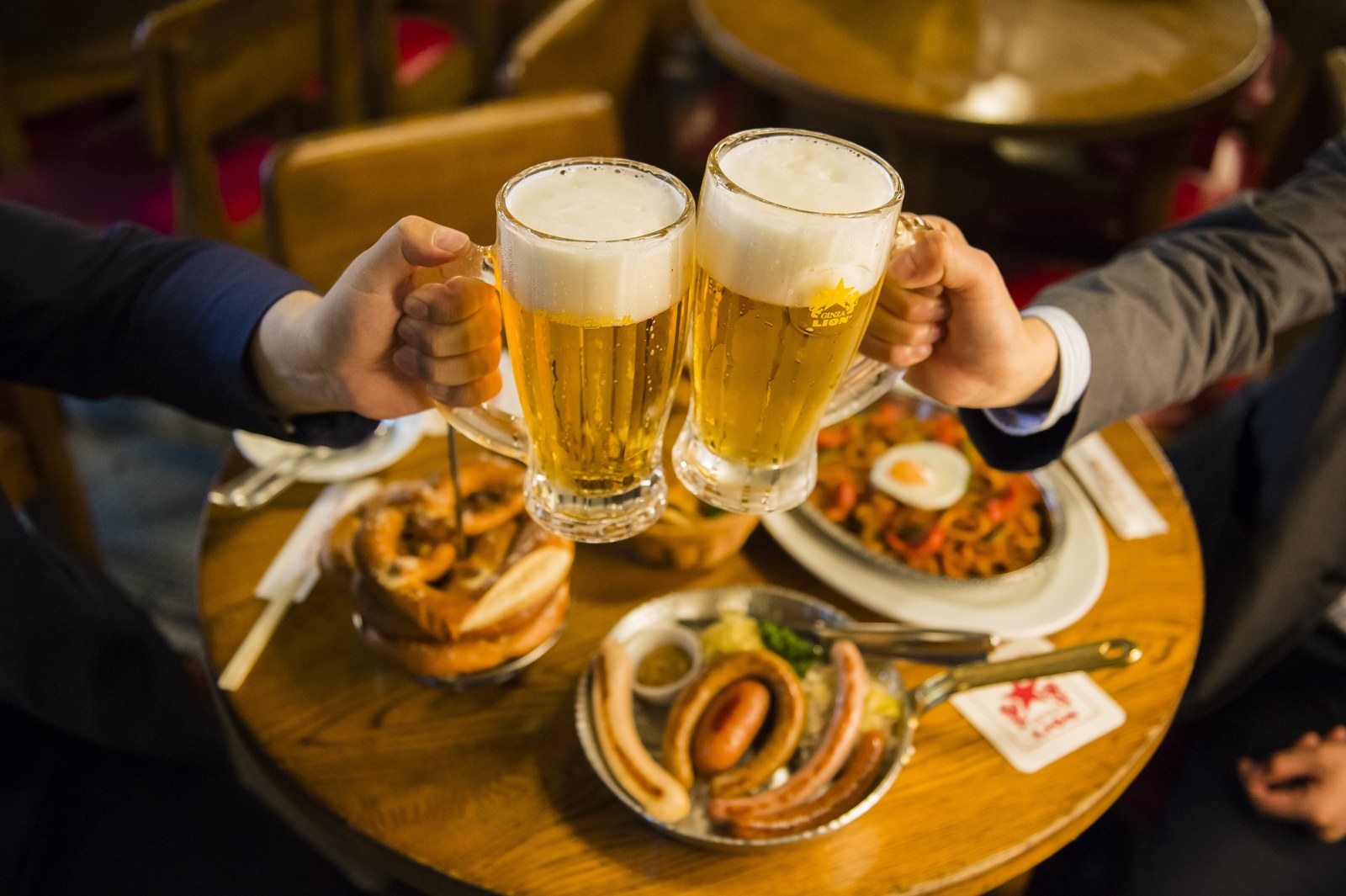 銀座ライオンの料理とジョッキで乾杯