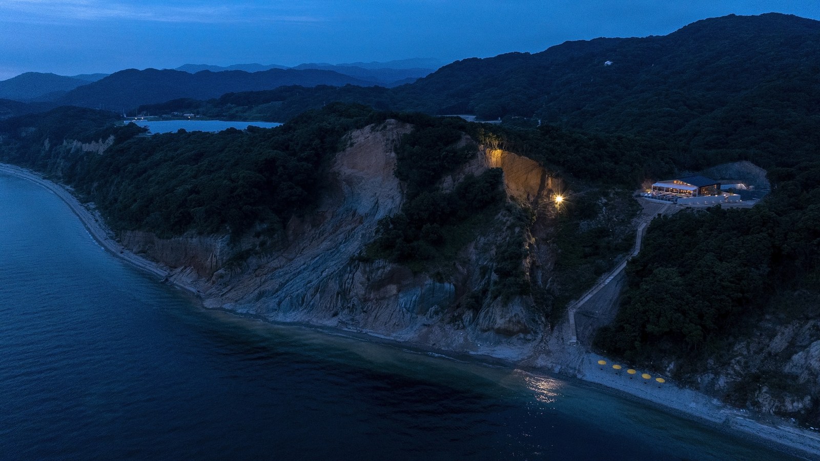 淡路島最南端の崖の上に建つTRATTORIA amarancia（夕景・空撮）